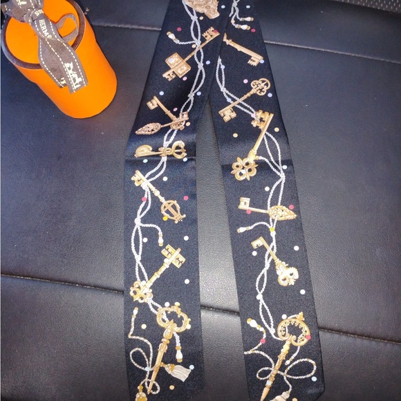 Hermes Black and Gold Key Motif Scarf - Picture 1 of 10